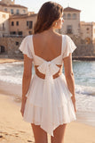 Vestido blanco pequeño con escote en V con volantes en una línea A