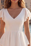 Vestido blanco pequeño con escote en V con volantes en una línea A
