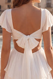 Vestido blanco pequeño con escote en V con volantes en una línea A