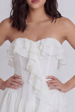 Vestido blanco A Little Line, con volantes sin tirantes