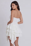 Vestido blanco pequeño y con volantes de línea A sin tirantes