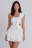 Un vestido blanco con volantes de un solo hombro
