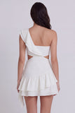 Un vestido blanco con volantes de un solo hombro