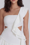 Un vestido blanco con volantes de un solo hombro