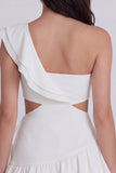 Un vestido blanco con volantes de un solo hombro
