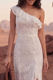 Vestido de novia bohemio de sirena con volantes de encaje marfil de un solo hombro