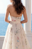 Vestido de novia floral sin tirantes en marfil con cola capilla