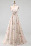 Vestido de novia floral sin tirantes en marfil con cola capilla