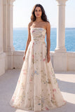 Vestido de novia floral sin tirantes en marfil con cola capilla