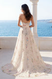 Vestido de novia floral sin tirantes en marfil con cola capilla