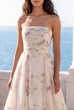 Vestido de novia floral sin tirantes en marfil con cola capilla