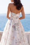 Vestido de novia floral sin tirantes en marfil con cola capilla