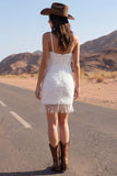 Vestido de novia corto corto y brillante de marfil con alentes finos y flecos