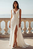 Vestido de novia de cola en blanco con escote en V y gasa arrugada