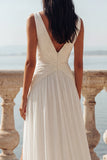 Vestido de novia de cola en blanco con escote en V y gasa arrugada
