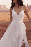 Tirantes finos de marfil Un vestido de novia bohemio con volantes en línea y abertura