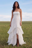 Vestido de novia bohemio con volantes y línea sin tirantes de marfil