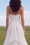Vestido de novia bohemio con volantes y línea sin tirantes de marfil