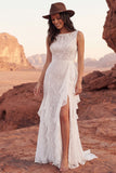 Vestido de novia bohemio de sirena con volantes y escote barco de marfil de encaje y abertura