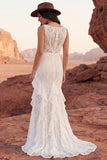 Vestido de novia bohemio de sirena con volantes y escote barco de marfil de encaje y abertura