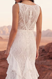 Vestido de novia bohemio de sirena con volantes y escote barco de marfil de encaje y abertura