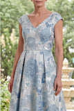 Vestido de madre de la novia azul A-line de escote en V con flores y jacquard alto y bajo