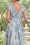 Vestido de madre de la novia azul A-line de escote en V con flores y jacquard alto y bajo