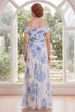 Vestido largo de Madre de la Novia con flor blanca azul de gasa sobre el hombro y fruncido
