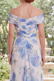 Vestido largo de Madre de la Novia con flor blanca azul de gasa sobre el hombro y fruncido