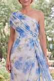 Vestido largo de madre de la novia con flor blanca azul de gasa azul y un hombro