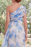 Vestido largo de madre de la novia con flor blanca azul de gasa azul y un hombro