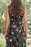 Vestido largo de madre de la novia bordado en tul negro con escote en V y abertura