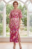 Vestido de madre de la novia bordado midi bordado en fucsia con cuello bateau y abertura