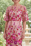 Vestido de madre de la novia bordado midi bordado en fucsia con cuello bateau y abertura