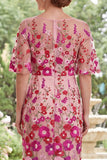 Vestido de madre de la novia bordado midi bordado en fucsia con cuello bateau y abertura