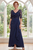 Vestido largo de madre de la novia con escote en V y chiffon azul marino con volantes