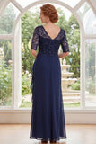 Vestido largo de madre de la novia con escote en V y chiffon azul marino con volantes