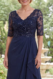 Vestido largo de madre de la novia con escote en V y chiffon azul marino con volantes