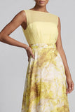 Vestido amarillo A con escote de bateau con estampado floral largo de madre de novia
