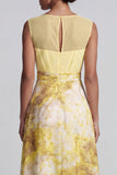 Vestido amarillo A con escote de bateau con estampado floral largo de madre de novia