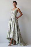 Una línea verde claro floral de un vestido largo de madre de la novia con bolsillos