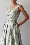 Una línea verde claro floral de un vestido largo de madre de la novia con bolsillos