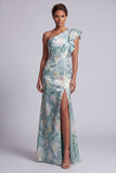 Vestido largo de madre de la novia con volantes verde claro y flor de la novia con abertura