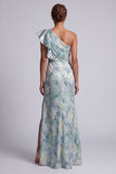 Vestido largo de madre de la novia con volantes verde claro y flor de la novia con abertura