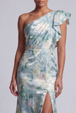 Vestido largo de madre de la novia con volantes verde claro y flor de la novia con abertura