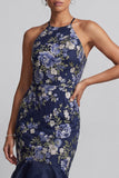 Vestido largo de sirena con cuello de cabeza y cuello floral azul marino con volantes
