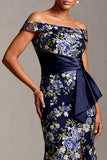 Vestido de madre de la novia sirena azul marino floral azul marino con hombros y abertura