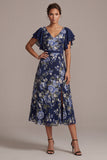 Vestido midi de madre de la novia con corte en V y flor azul marino en línea A