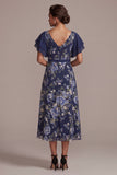 Vestido midi de madre de la novia con corte en V y flor azul marino en línea A