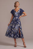 Vestido midi de madre de la novia con corte en V y flor azul marino en línea A